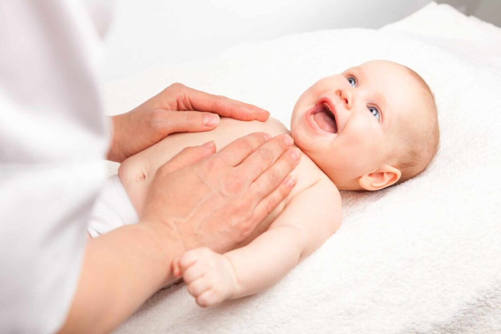 Babymassage in Ottersberg bei Lüttje Plüschmors für Babys ab 8 Wochen: achtsame Berührung, Entspannung, Nähe und Bindung zwischen Eltern und Kind.