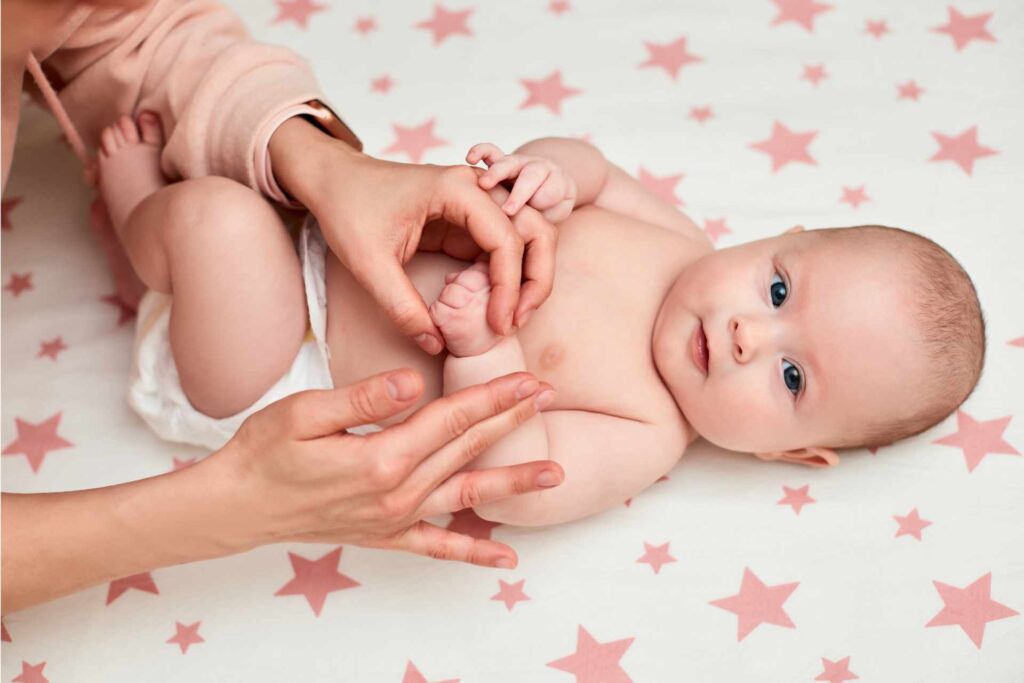 Babymassage in Ottersberg bei Lüttje Plüschmors für Babys ab 8 Wochen: achtsame Berührung, Entspannung, Nähe und Bindung zwischen Eltern und Kind.
