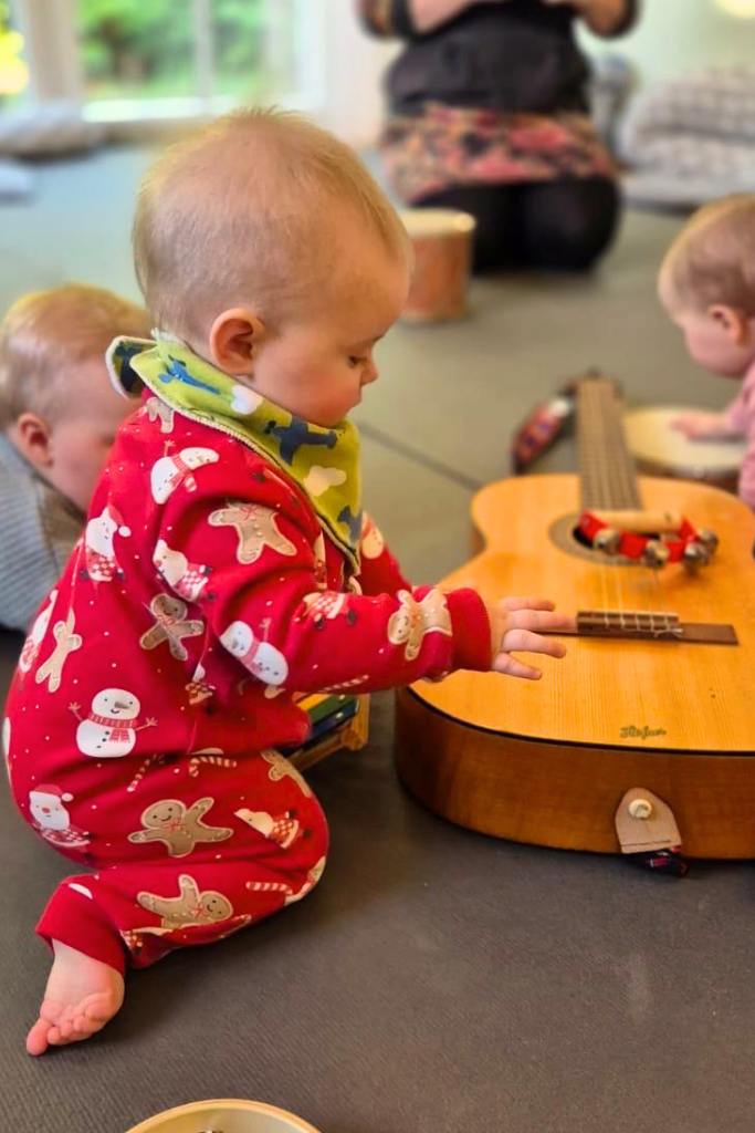 Musikwiese in Ottersberg bei Lüttje Plüschmors für Kinder von 1–3 Jahren: gemeinsames Singen, Bewegung, Musik erleben und Bindung spielerisch stärken.