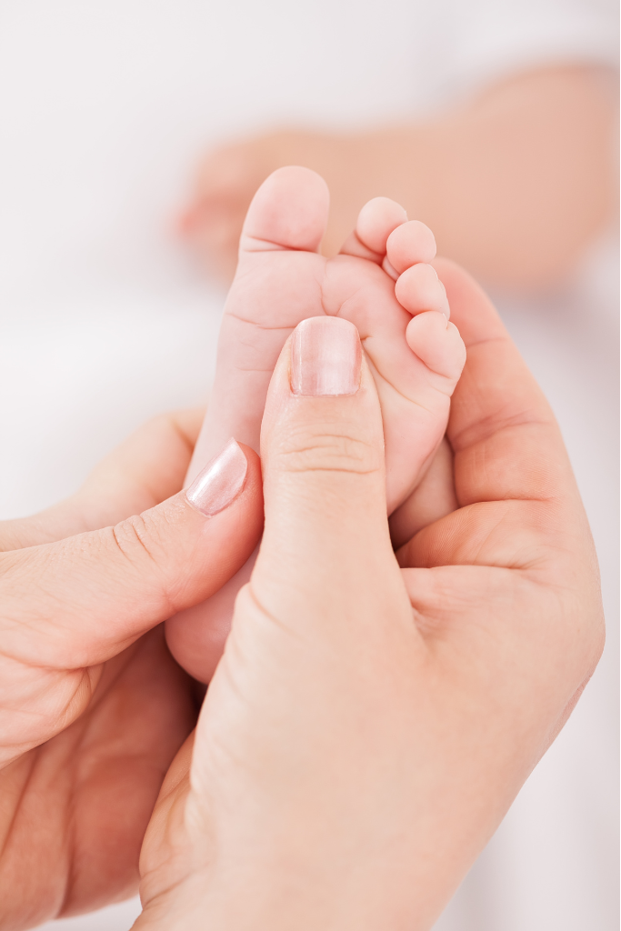 Babymassage in Ottersberg bei Lüttje Plüschmors für Babys ab 8 Wochen: achtsame Berührung, Entspannung, Nähe und Bindung zwischen Eltern und Kind.