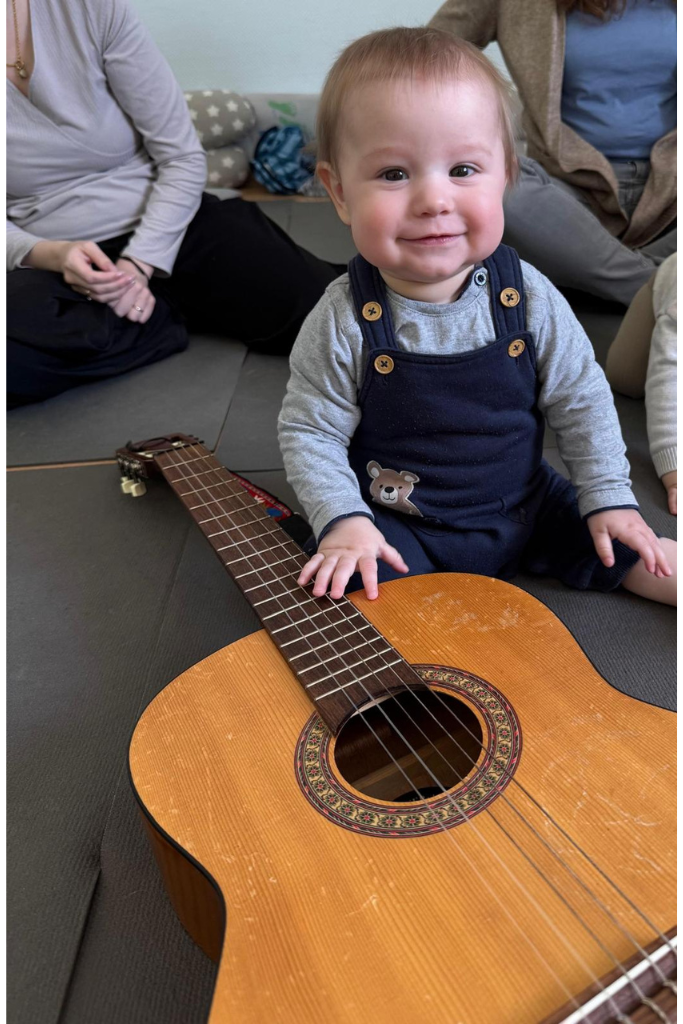 Musikwiese in Ottersberg bei Lüttje Plüschmors für Kinder von 1–3 Jahren: gemeinsames Singen, Bewegung, Musik erleben und Bindung spielerisch stärken.